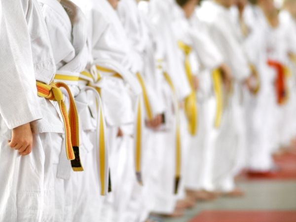 Jak wybrać strój do karate: Co musisz wiedzieć i jak odnieść sukces