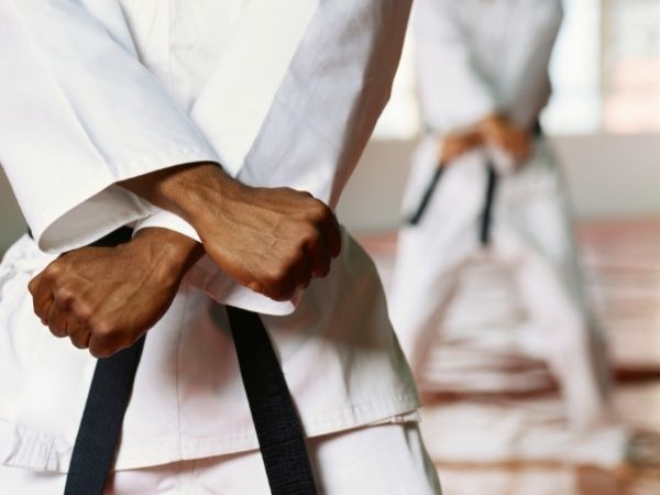 Przewodnik dla początkujących po karate: Jak dbać o bezpieczeństwo i trenować jak zawodowiec